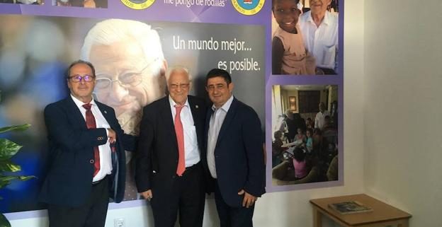 Julio Millán, padre Ángel y Francisco Reyes en la inauguración de la nueva sede Edad Dorada