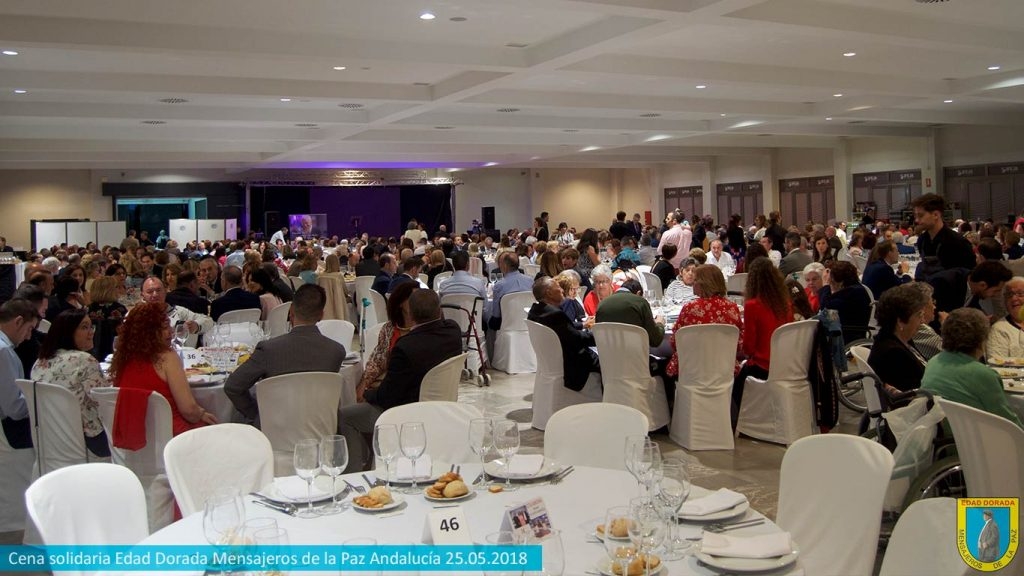 Asistentes a la VIII Cena solidaria Edad Dorada en Jaén