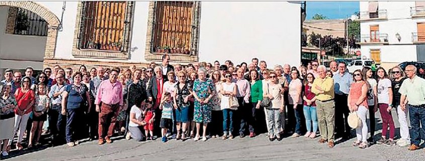 Asistentes a la inauguración de la calle Mensajeros de la Paz